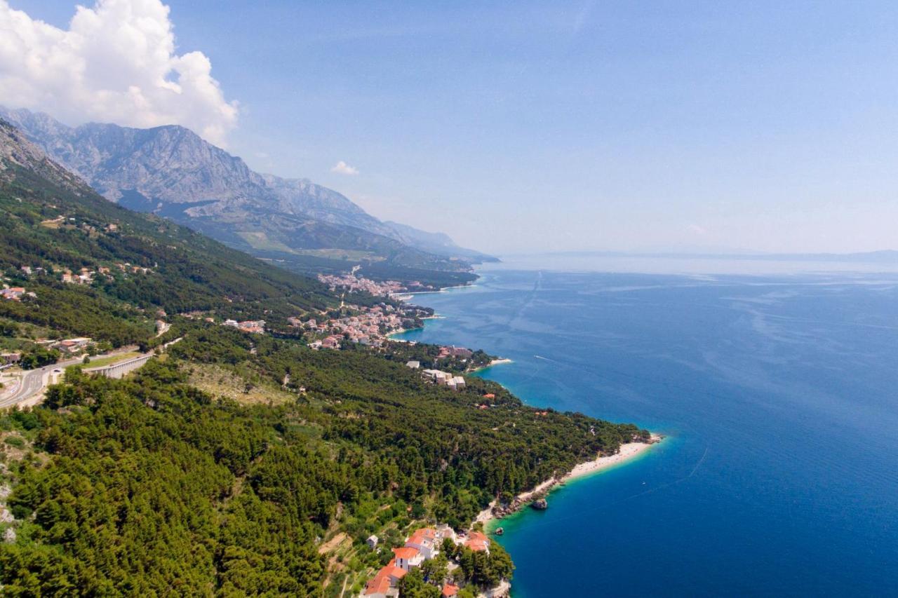 Apartments by the sea Brela, Makarska - 16950 Bagian luar foto